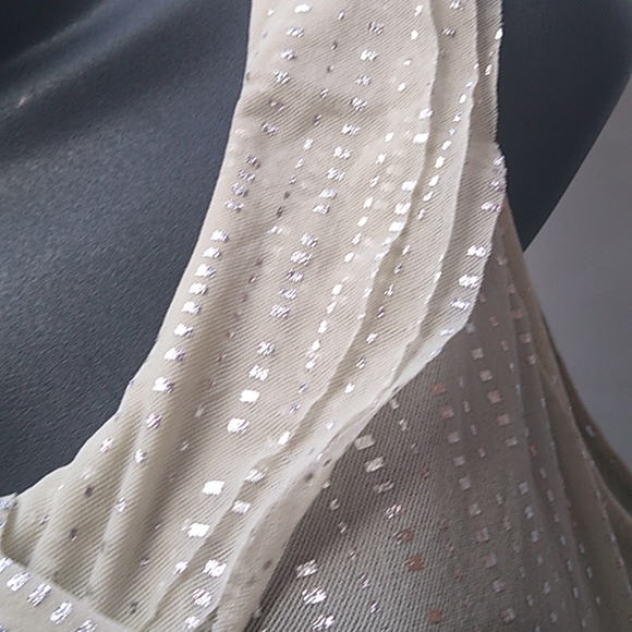 The limited cream sleeveless blouse - Picture 4 of 11